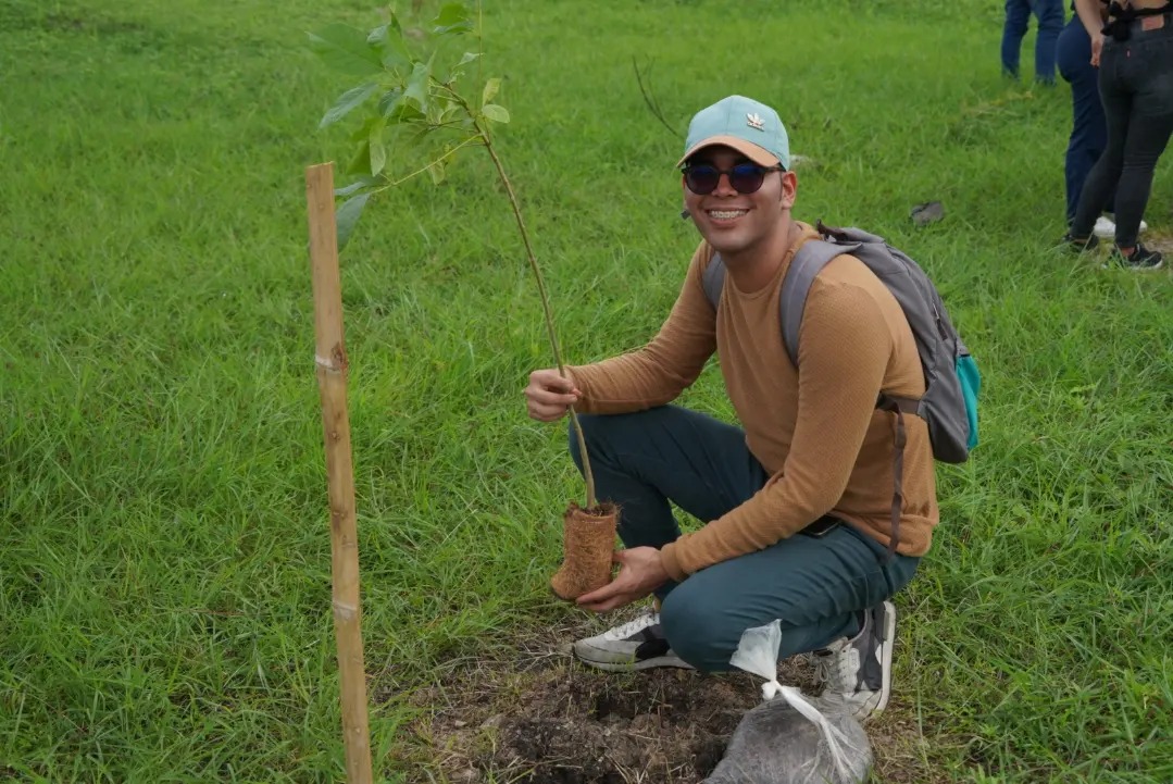 Más de 100 estudiantes de ITB participan en jornada de reforestación
