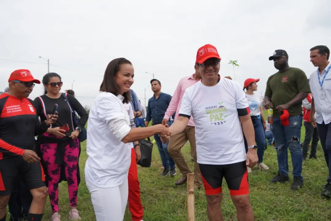 Más de 100 estudiantes de ITB participan en jornada de reforestación