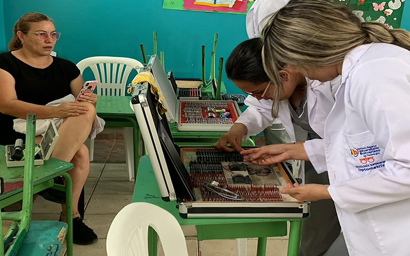 Estudiantes de ITB entregan 196 lentes para mejorar la visión de niños en Santa Elena.