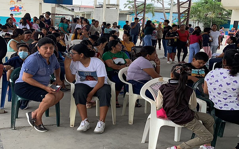 Estudiantes de ITB entregan 196 lentes para mejorar la visión de niños en Santa Elena.