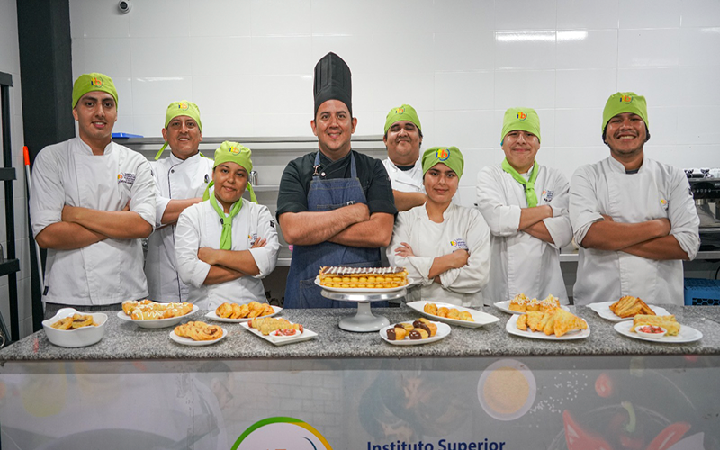 Estudiantes de Gastronomía participan en Taller de Masa de Hojaldre