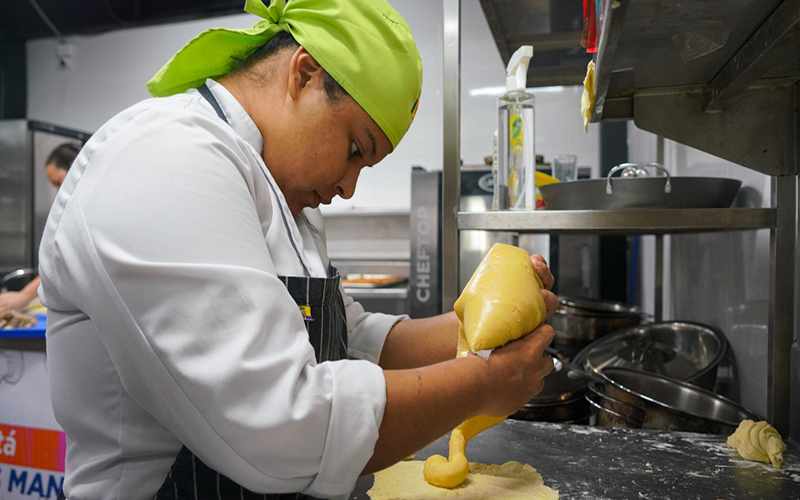 Estudiantes de Gastronomía participan en Taller de Masa de Hojaldre
