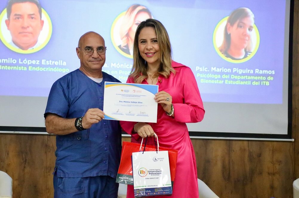 Más de 200 asistentes en el conversatorio sobre Obesidad en el siglo XXI.