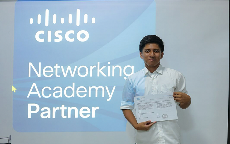  Estudiantes de Software asisten a curso de IT Essentials.