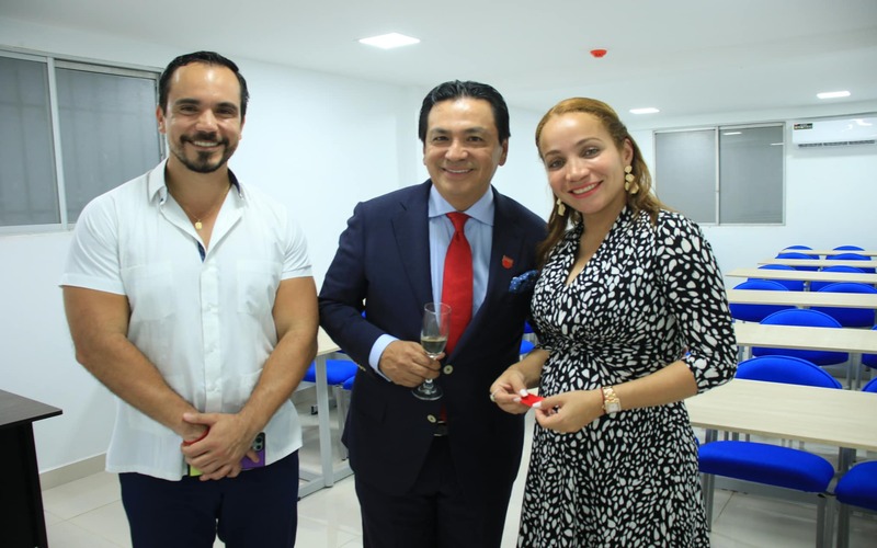  Autoridades de UBE e ITB participaron en la inauguración de Buckingham English Center