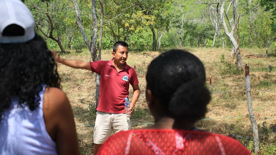  Estudiantes de Turismo mejoran sus habilidades de guianza en la comuna Agua Blanca.