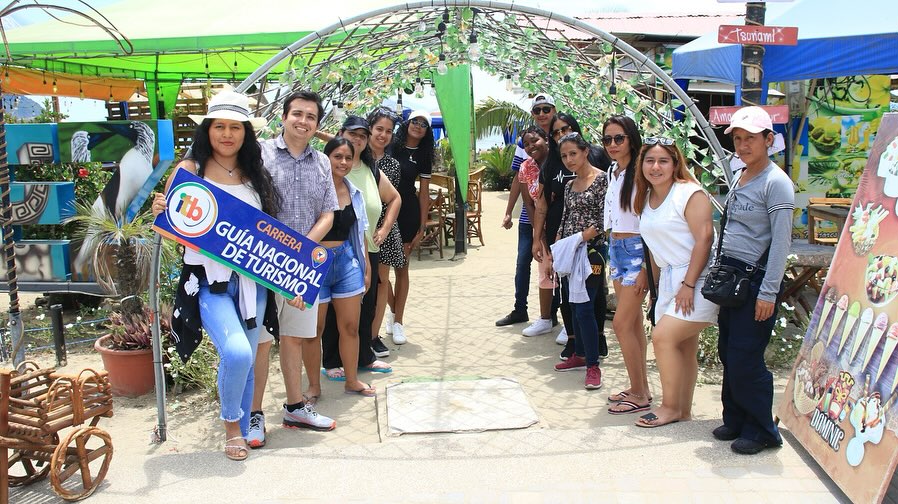  Estudiantes de Turismo mejoran sus habilidades de guianza en la comuna Agua Blanca.