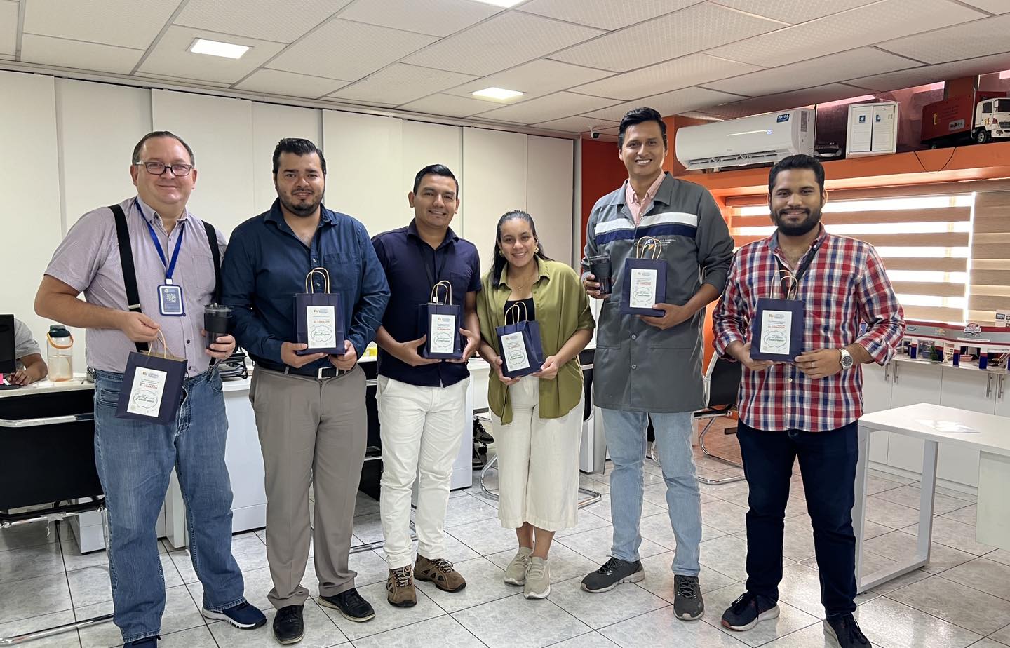 ¡En el Instituto Superior Universitario Bolivariano de Tecnología (ITB), celebramos a nuestros maestros con un homenaje especial en su día!