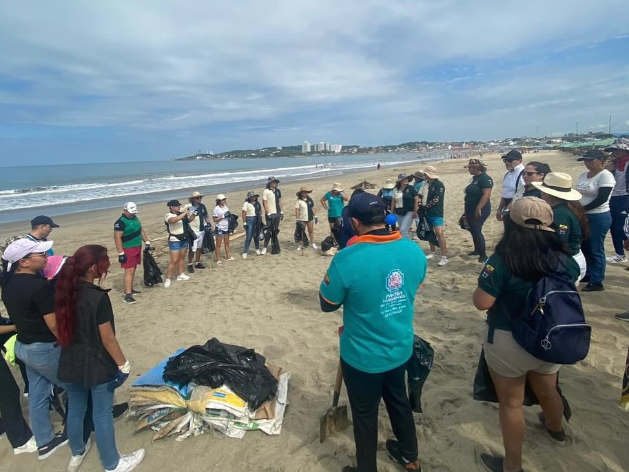 Estudiantes de Turismo hacen concientización ambiental en Playas