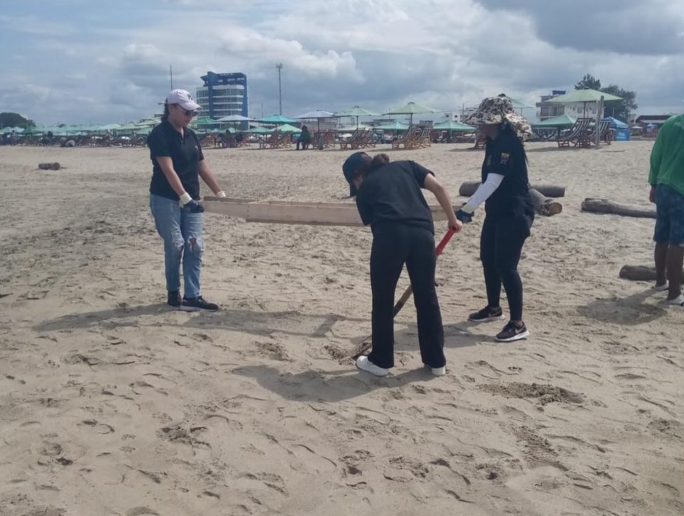 Estudiantes de Turismo hacen concientización ambiental en Playas