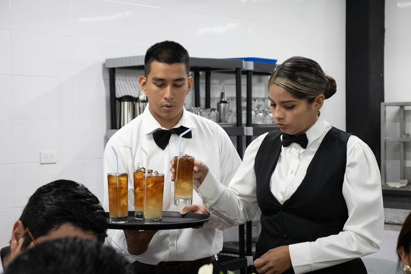 Estudiantes de Gastronomía culminan con éxito el examen de Técnicas de Servicio