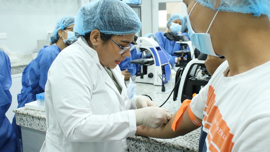 Más de 50 personas vivieron la experiencia de ser un profesional en Laboratorio Clínico por 1 día