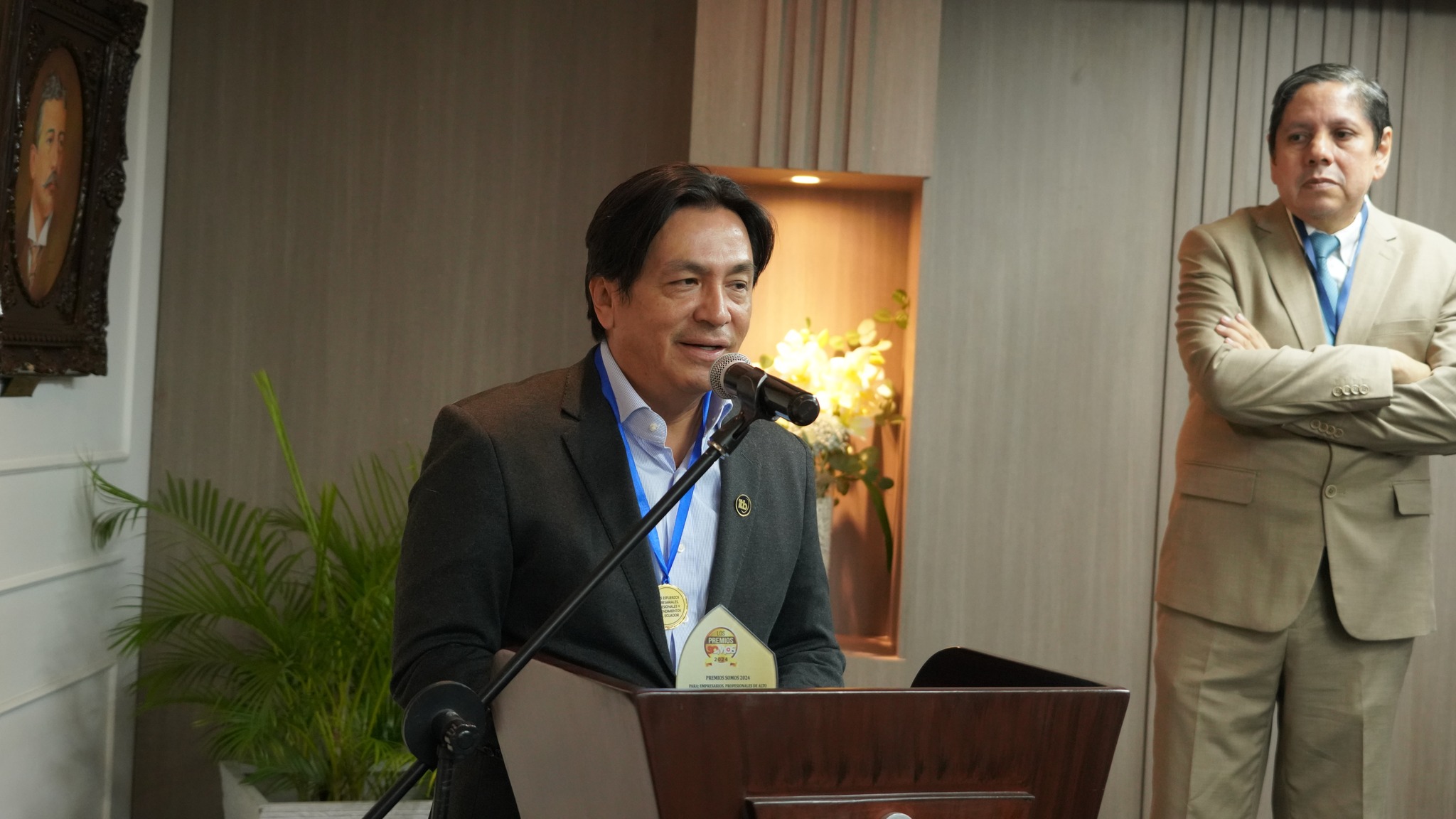 Premios SOMOS 2024 entrega galardón al Ph.D. Roberto Tolozano