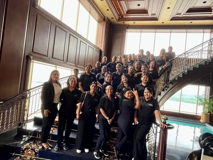 Estudiantes de Guía Nacional de Turismo realizan práctica de Protocolo en el Bankers Club