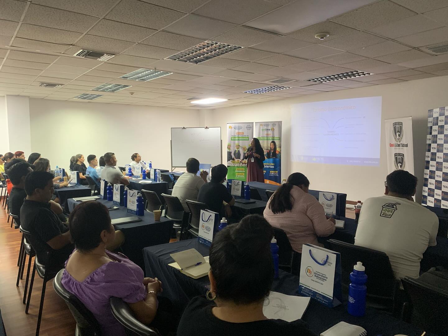 Coordinadora de la carrera de Turismo capacita a concursantes de festival Raíces 2024