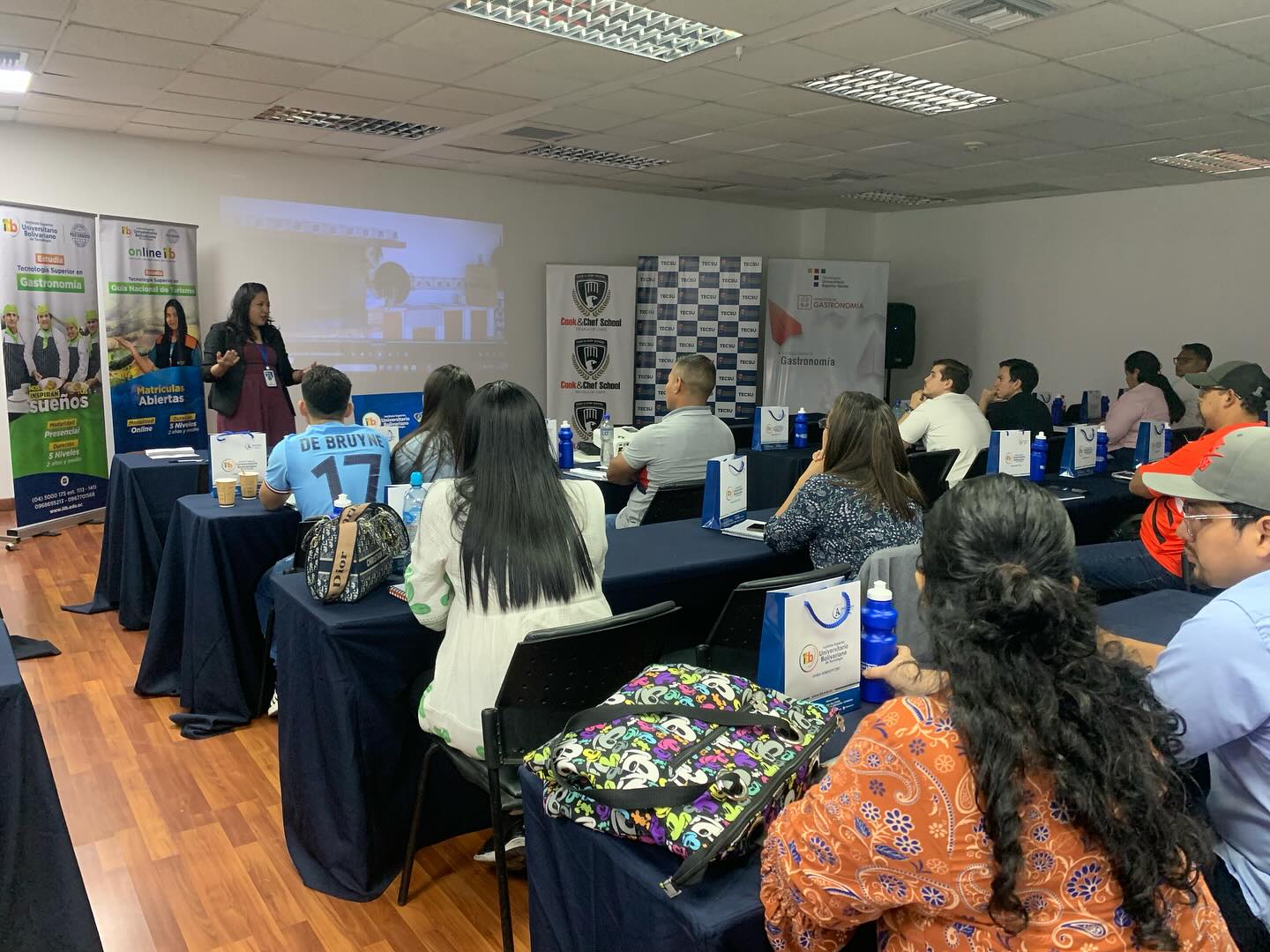 Coordinadora de la carrera de Turismo capacita a concursantes de festival Raíces 2024