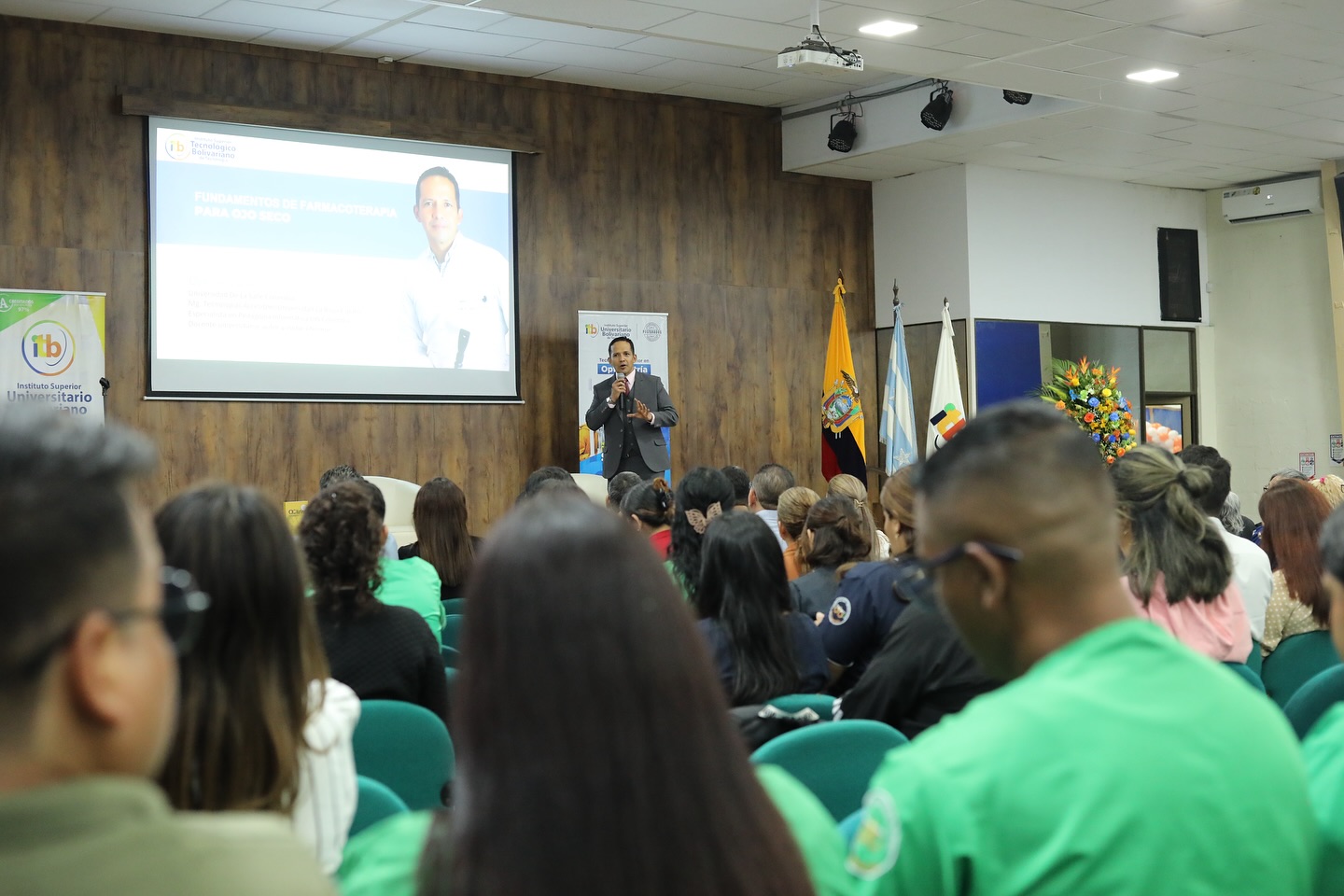 Lanzamiento exitoso del libro “Manual de Procedimientos Clínicos y Guías Diagnósticas” y primer simposio de Ojo Seco en la carrera de Optometría