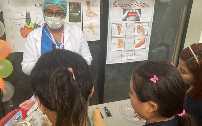 Estudiantes de Podología del ITB participan en el Podofest UniExpo 2024.