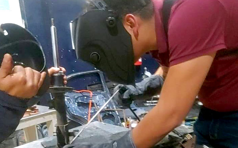 FATV presenta a "NEWTON" emblema de la facultad creada con piezas mecánicas recicladas. 