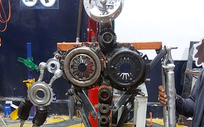 FATV presenta a "NEWTON" emblema de la facultad creada con piezas mecánicas recicladas. 