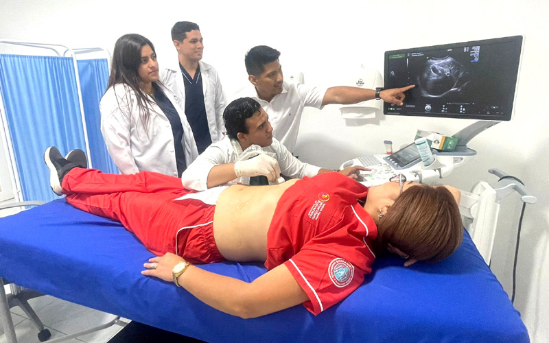 Nuestros estudiantes del grupo #IPE10 de la carrera de Imagenología y Radiología están realizando prácticas de ecografía.