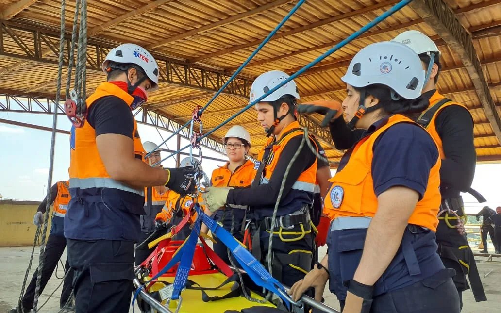 Nuestros estudiantes del grupo #EMPE04 en la carrera de Emergencias Médicas