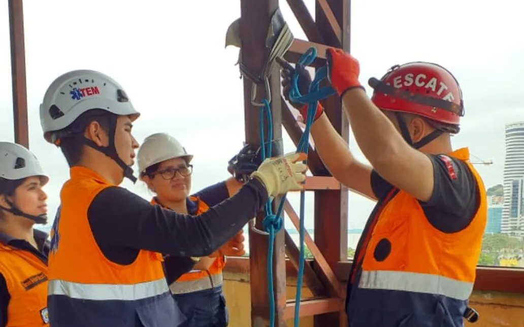 Nuestros estudiantes del grupo #EMPE04 en la carrera de Emergencias Médicas