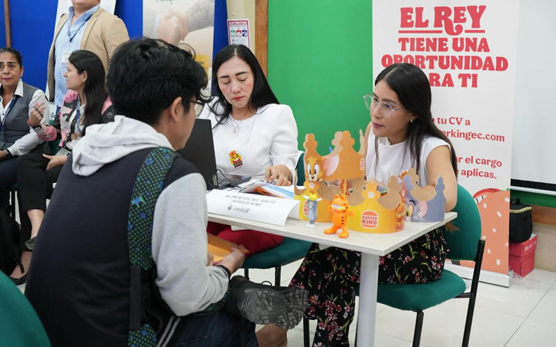Estudiantes del ITB postulan a diferentes trabajos en la Feria “Nuevo Empleo Guayaquil” 
