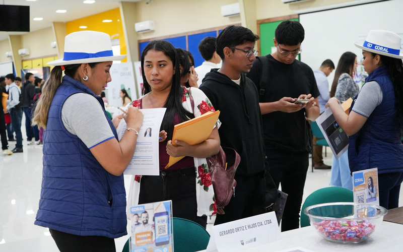Estudiantes del ITB postulan a diferentes trabajos en la Feria “Nuevo Empleo Guayaquil” 