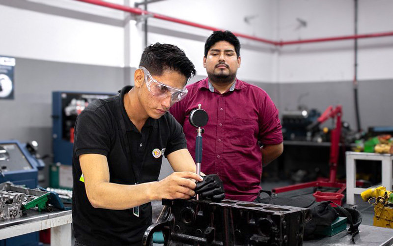 ¡Éxito en el Examen Práctico Complexivo de la carrera de Mecánica Automotriz!