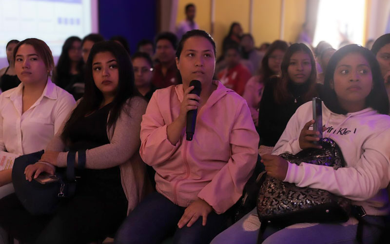 Descubre los mejores momentos de la jornada de postulación asistida a la Beca Futuro Femenino que realizó el ITB a más de 400 mujeres.