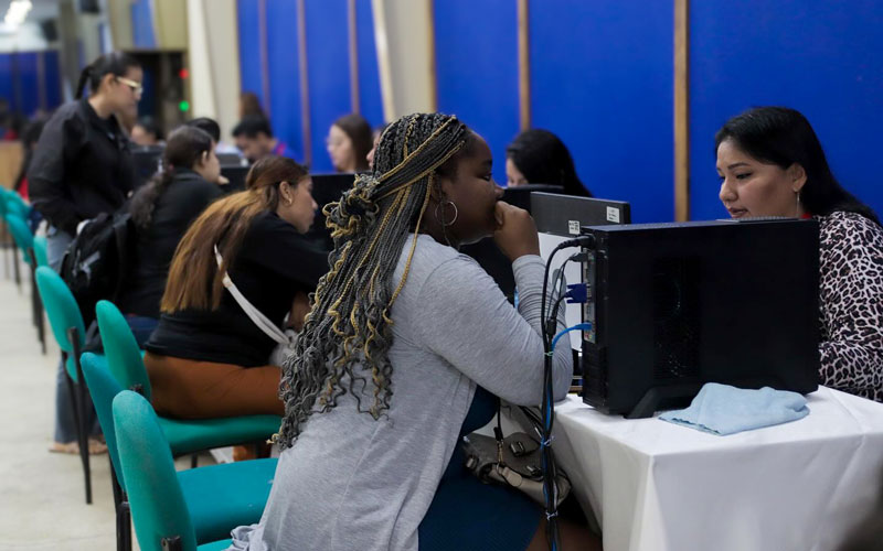 Descubre los mejores momentos de la jornada de postulación asistida a la Beca Futuro Femenino que realizó el ITB a más de 400 mujeres.