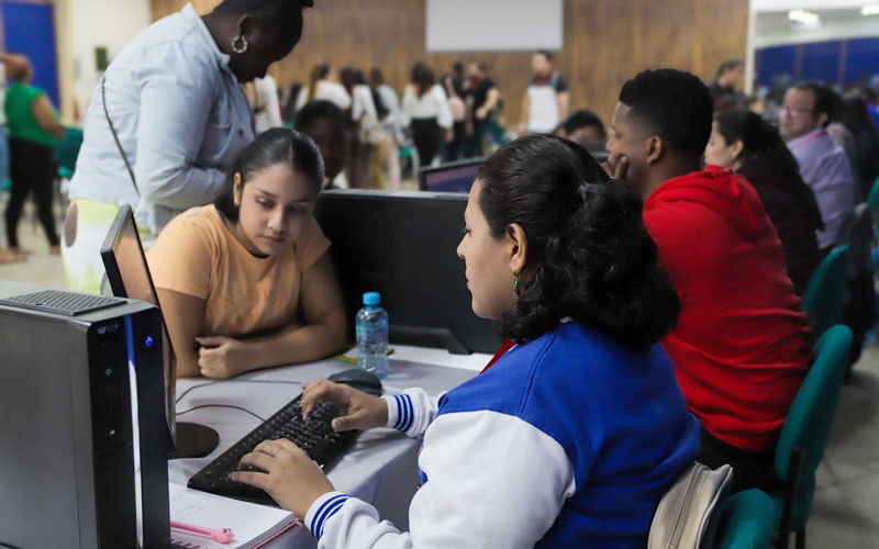 Descubre los mejores momentos de la jornada de postulación asistida a la Beca Futuro Femenino que realizó el ITB a más de 400 mujeres.