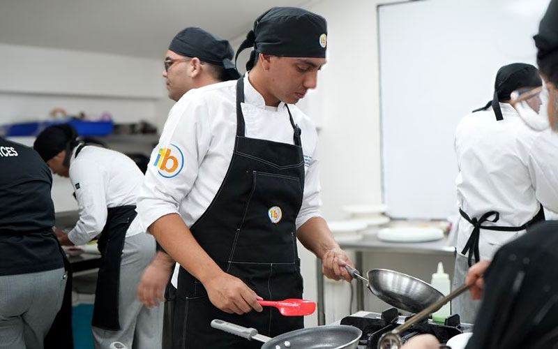 Mira los mejores momentos de nuestros alumnos de las carreras de Tecnología Superior en Gastronomía y Tecnología Superior en Guía Nacional de Turismo 