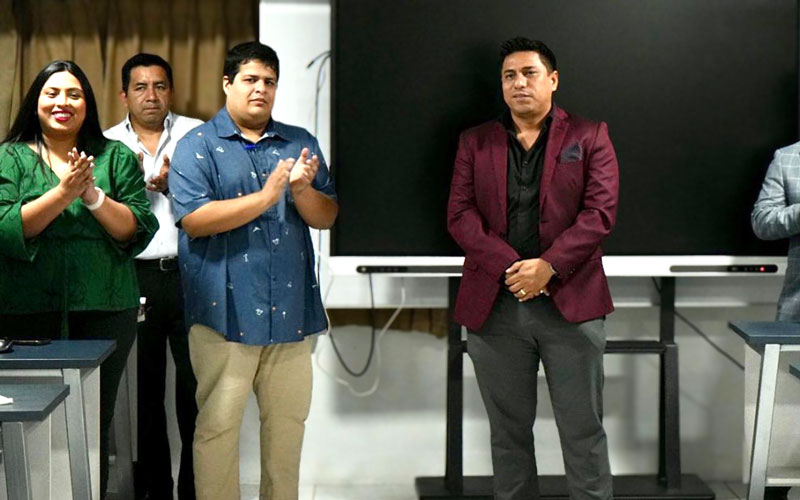 Bienvenidos al mejor Instituto del Ecuador  El grupo ELVP7-N01 inició sus clases en la carrera de Electricidad