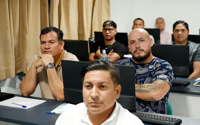 Bienvenidos al mejor Instituto del Ecuador  El grupo ELVP7-N01 inició sus clases en la carrera de Electricidad