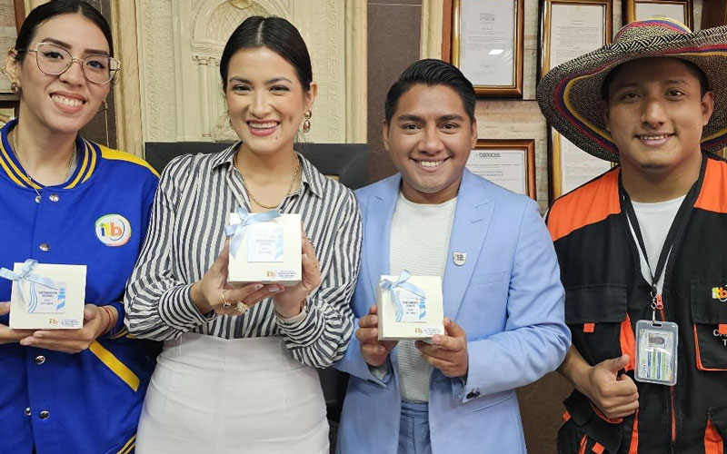 Autoridades y colaboradores del ITB celebran los 204 años de Independencia de Guayaquil.