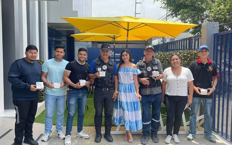 Autoridades y colaboradores del ITB celebran los 204 años de Independencia de Guayaquil.