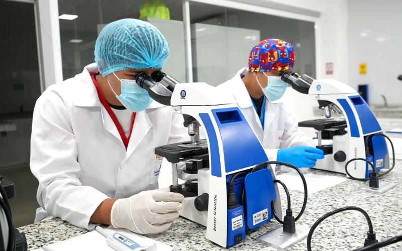 Estudia en el Instituto Universitario Bolivariano ITB la carrera de Tecnología Superior en Laboratorio Clínico.