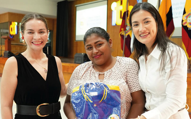 La MSc. Michelle Tolozano Lapierre, vicerrectora de Extensión y Gestión Administrativa del (ITB), dio la bienvenida a 346 nuevos estudiantes.