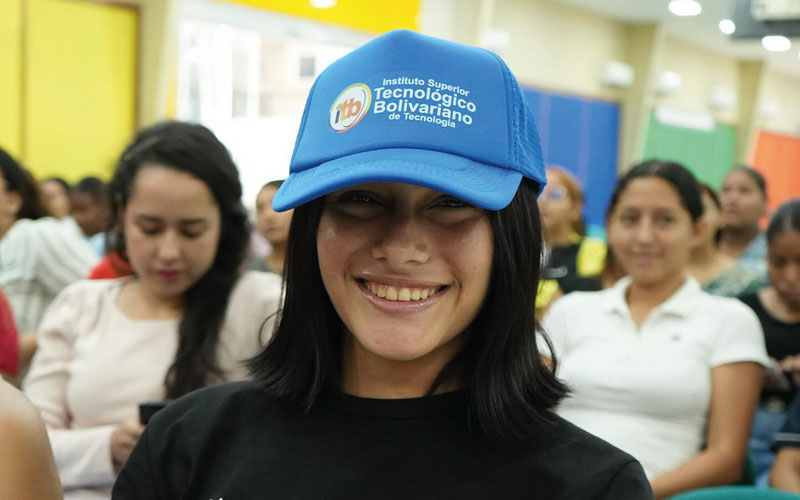 La MSc. Michelle Tolozano Lapierre, vicerrectora de Extensión y Gestión Administrativa del (ITB), dio la bienvenida a 346 nuevos estudiantes.