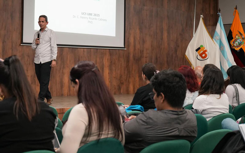 Docentes del ITB fortalecen su formación doctoral con taller sobre publicación de artículos científicos. 