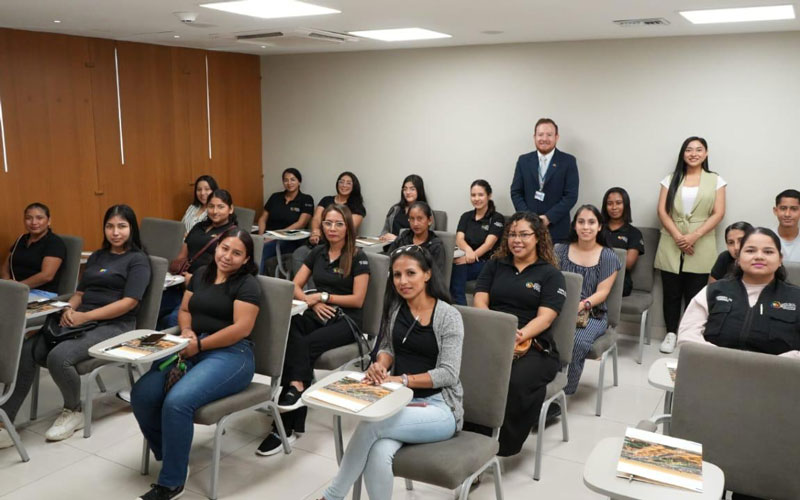 Estudiantes de Turismo realizan un recorrido en el Aeropuerto Internacional José Joaquín de Olmedo