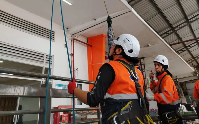 Nuestros futuros profesionales de Emergencias Médicas del grupo #EMPE05 demostraron valentía y compromiso en una exigente práctica