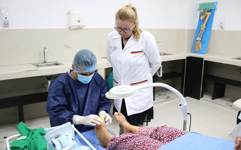 Estudiantes de Podología del ITB demostraron sus conocimientos durante el examen complexivo práctico.