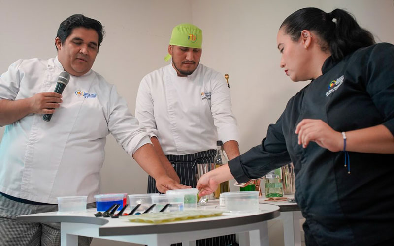 Estudiantes de la carrera de Gastronomía  participaron en el taller Gastronomía molecular como complemento en la coctelería moderna