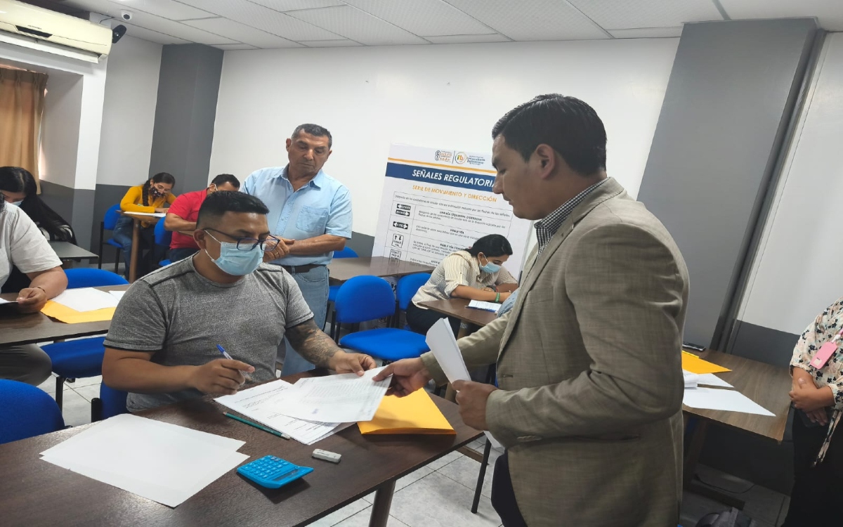 Estudiantes de Planificación y Gestión del tránsito rinden el examen práctico complexivo.