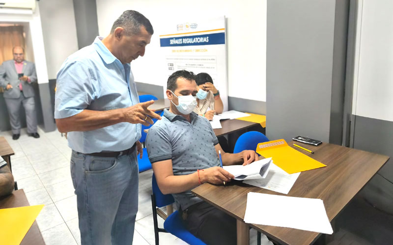 Estudiantes de Planificación y Gestión del tránsito rinden el examen práctico complexivo.