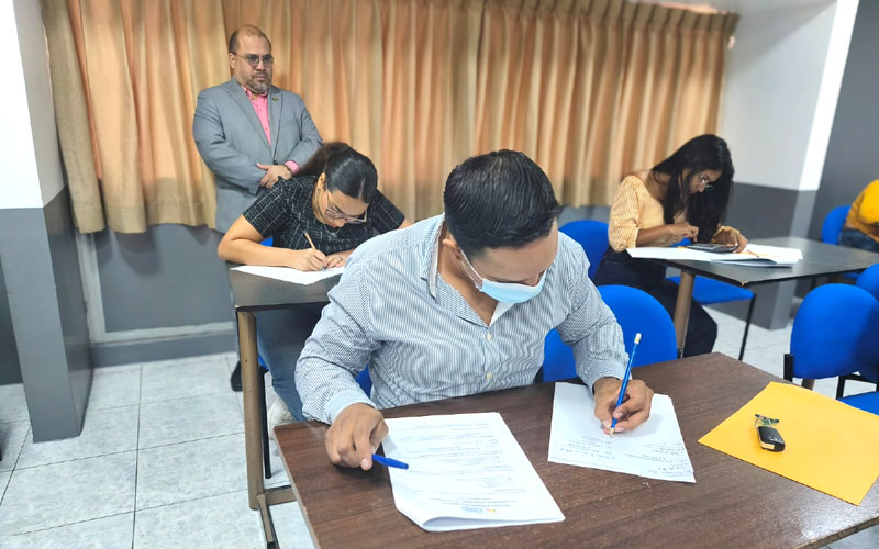 Estudiantes de Planificación y Gestión del tránsito rinden el examen práctico complexivo.