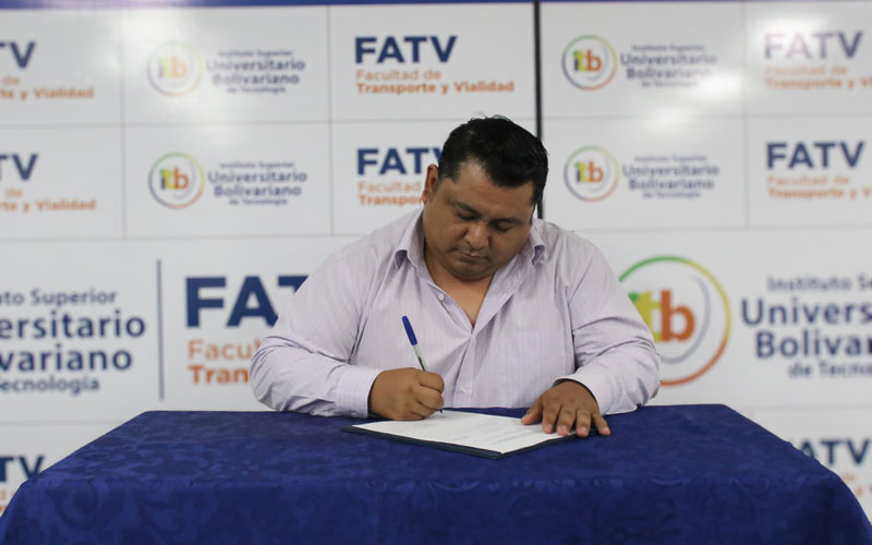 Estudiantes de las carreras de Tránsito y de Transporte Terrestre culminan con éxito su examen complexivo.